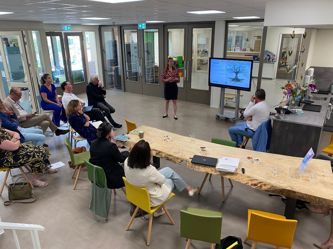 Pedagoog in de klas Presentatie kamerleden.jpg