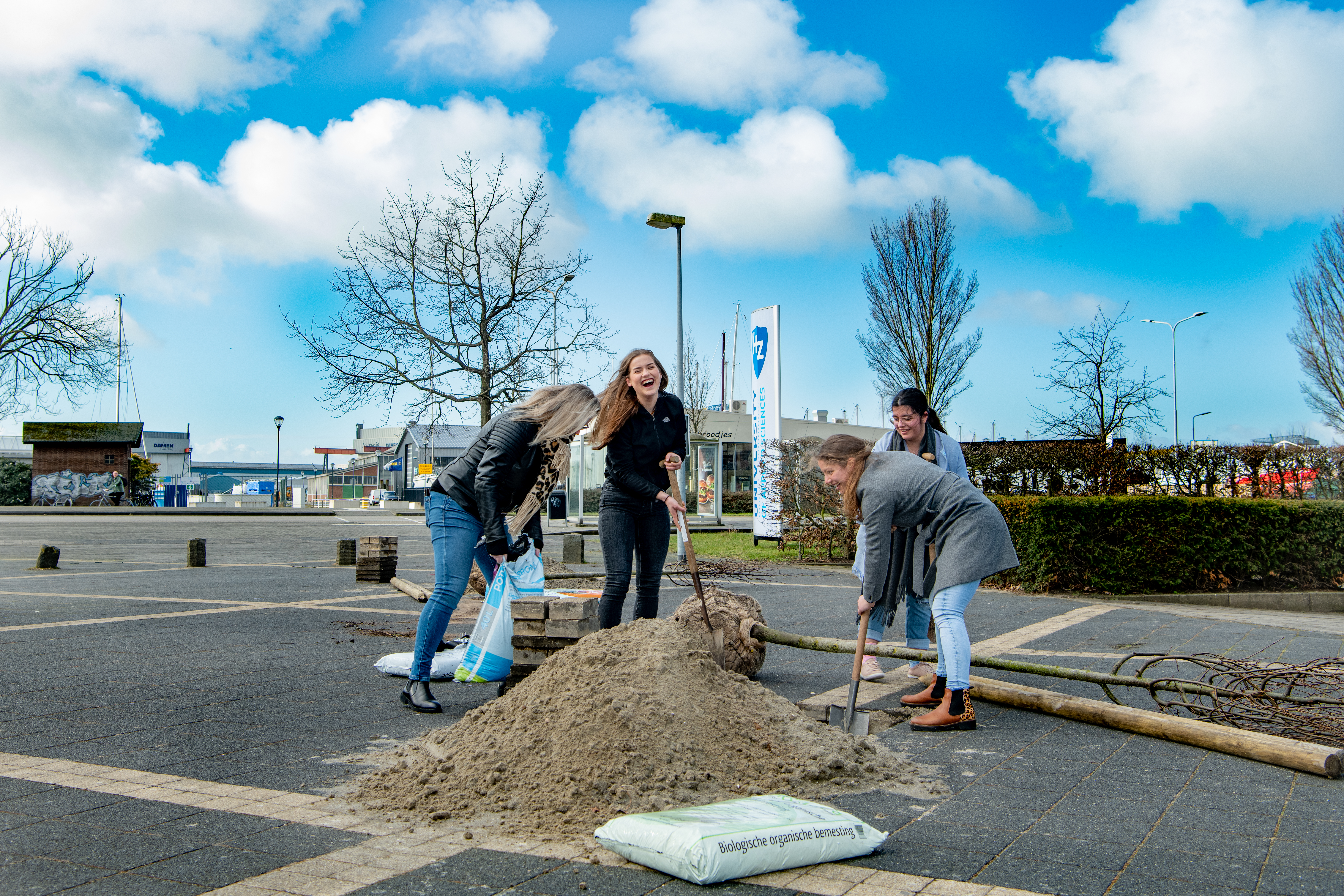 Bomen planten op HZ Vlissingen.jpg