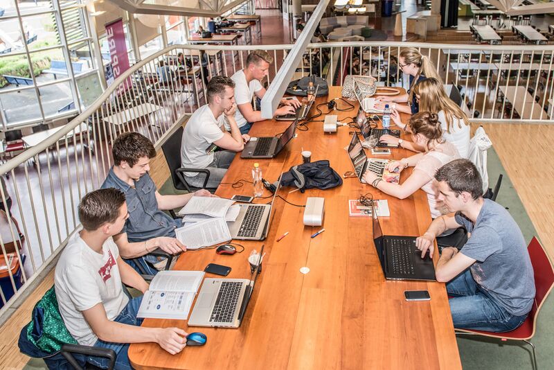 Bestand:Studentengroepjes op balkon.jpg