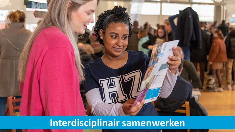 Bestand:INT - studenten helpen elkaar.JPG