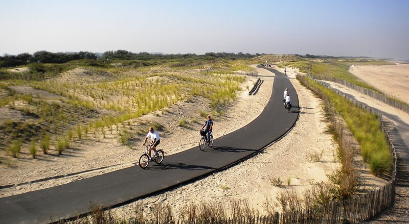 Bestand:Fietsen Cadzand (Fan van Zeeland).jpg