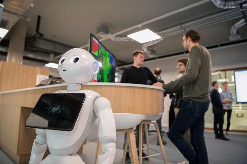Bestand:Studenten en robot JRCZ.jpg