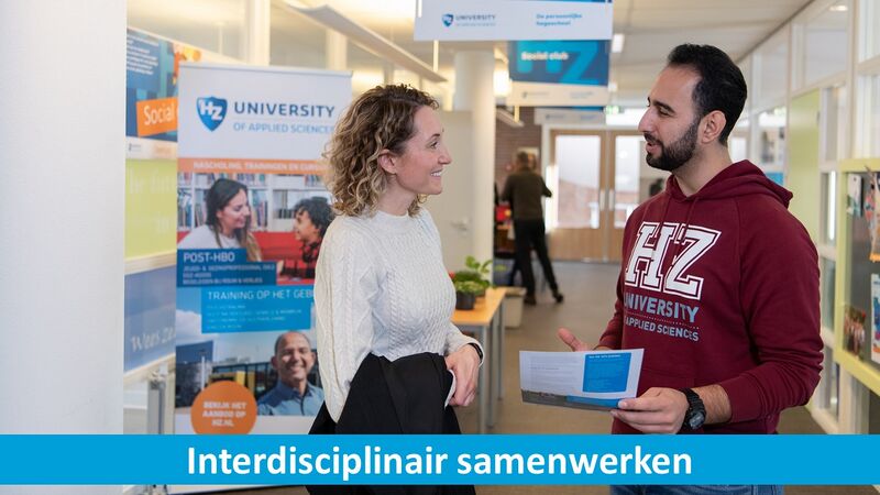 Bestand:INT - studenten gesprek.JPG