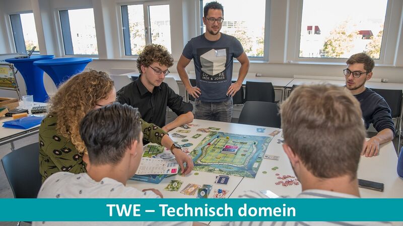 Bestand:TWE-studenten spel.JPG