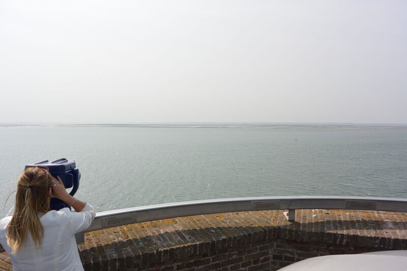 Bestand:Meisje met verrekijker.jpeg