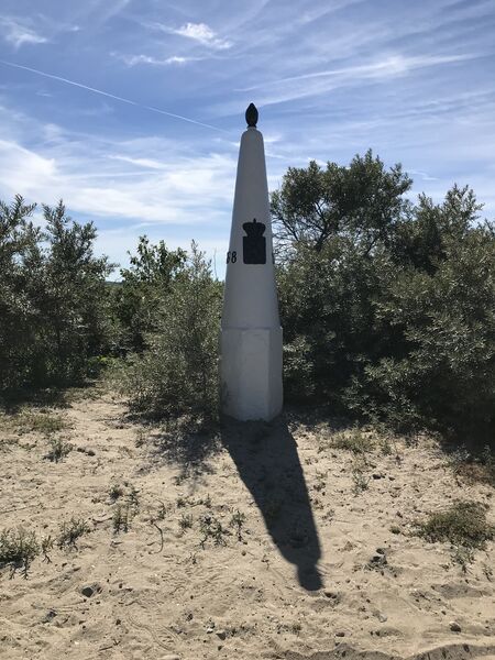 Bestand:Grenspaal Cadzand.jpeg