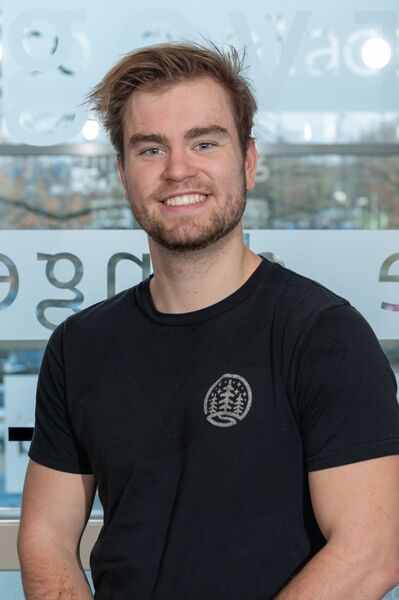 Bestand:Bram - Glazen achtergrond.jpg