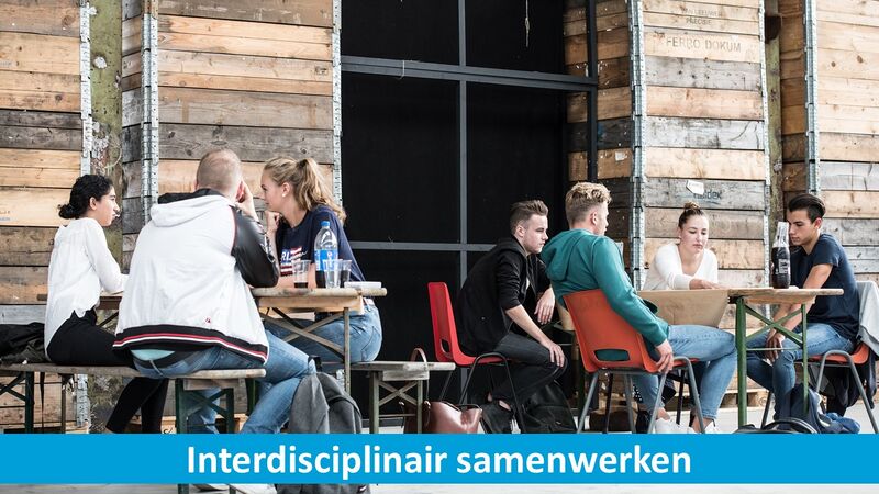 Bestand:INT - studenten samenwerken.JPG