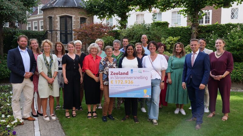 Bestand:Groepsfoto met cheque.JPG