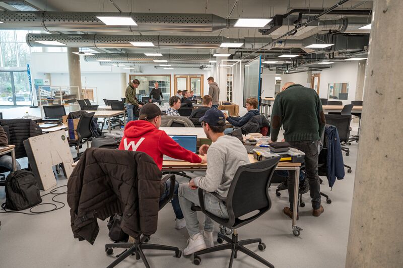 Bestand:Studenten achter computer.jpg