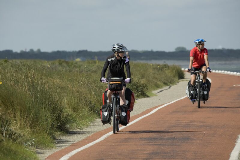 Bestand:Bepakte fietsers-Thijs Tuurenhout.jpg