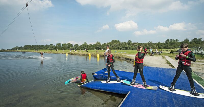 File:Watersport waterskien Schotsman.jpg
