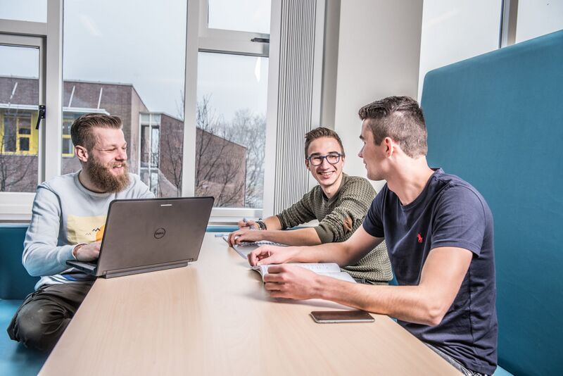 Bestand:Studenten laptop mannen.jpg