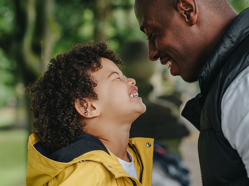 Bestand:Zoon vader close-up lachend.jpg