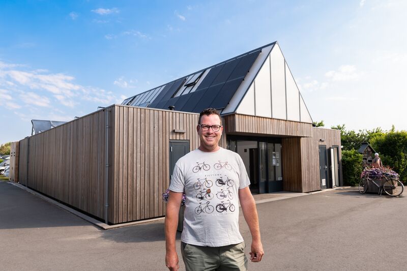 Bestand:Adriaan bij sanitairgebouw (Z-Grid).jpeg