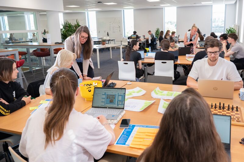 Bestand:Garage students 2025.jpg