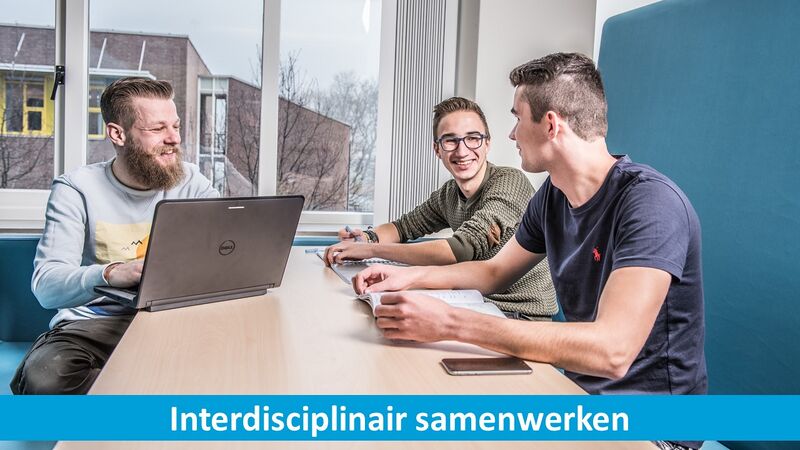 Bestand:INT - studenten met laptop.JPG