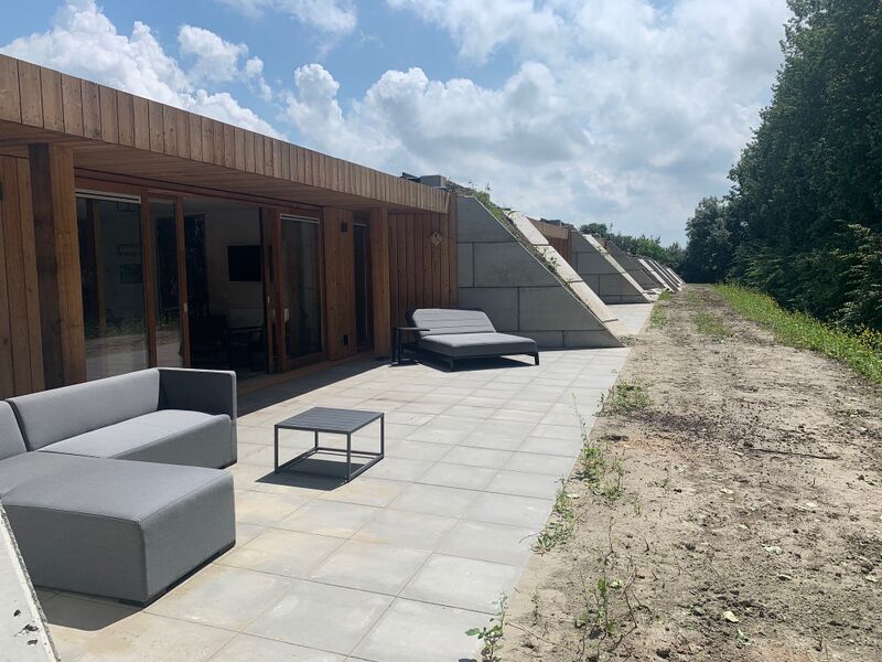 Bestand:Terrasmeubilair Zeeuwse Dijksuites 4.jpg