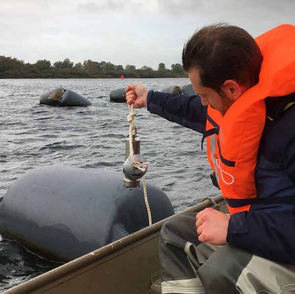 Bestand:Meter aanbrengen Veerse meer.jpg