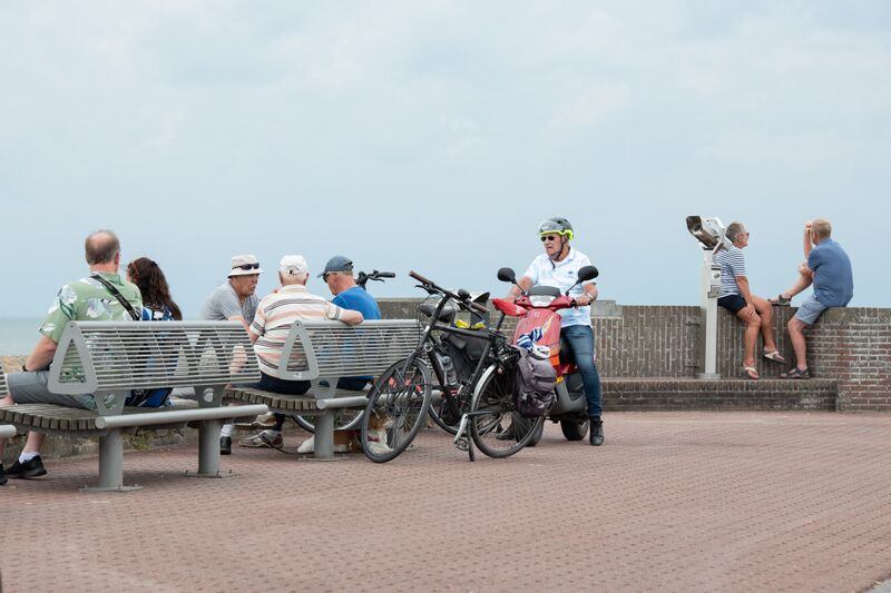 File:Inwoners strand.jpg