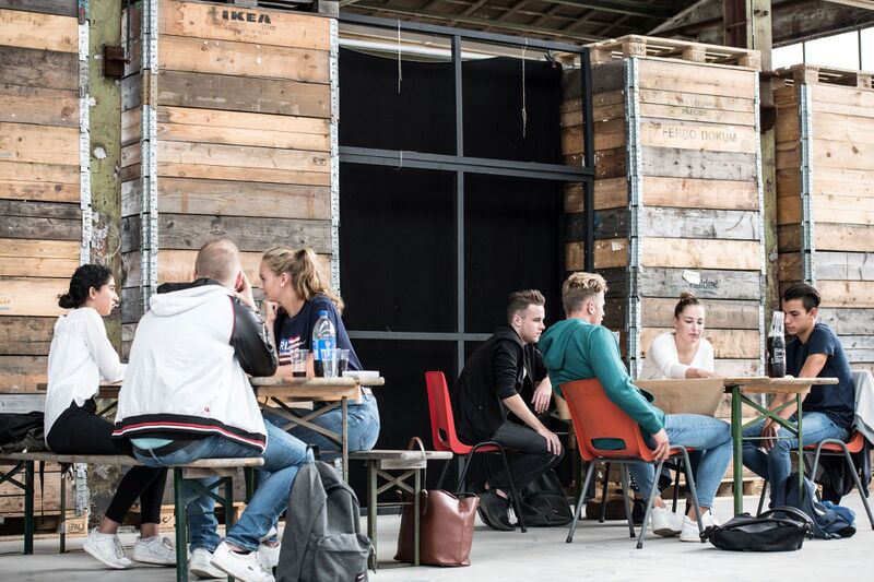 File:Studenten samnewerken.jpg