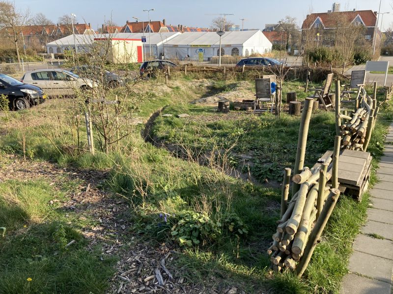 File:2022 Sitting Area, Student Garden.jpg