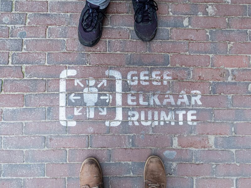 File:Voeten straat corona.jpg