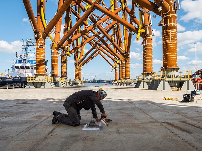 File:Man werkend werf.jpg