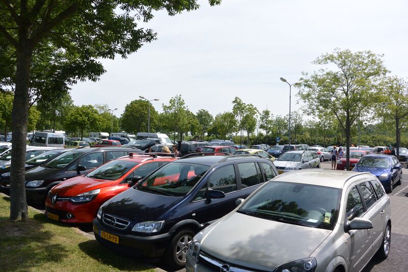 Bestand:Parkeerterrein (Milou Ton).JPG