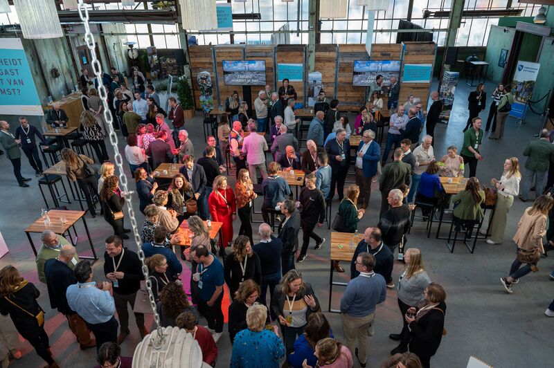 File:Elkaar ontmoeten tijdens Toeristische Ontmoetingsdag.jpg