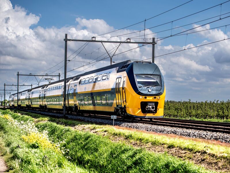 File:Trein pendelaars.jpg