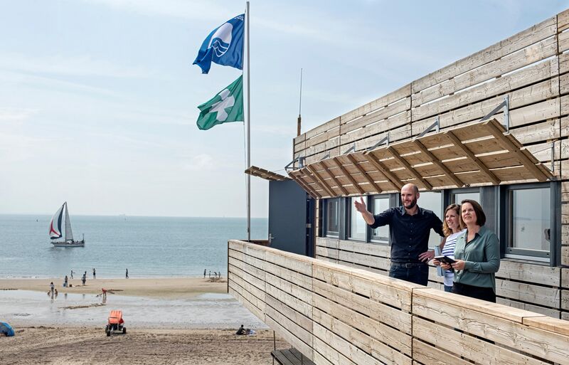 File:Veere beach exploitaition 8x6.jpg