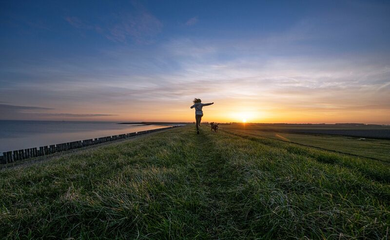 File:DCC meisje op de dijk.jpg